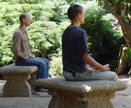 Residentes do Ashram da SRF de Hidden Valley (Califórnia-EUA) em meditação
